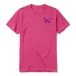 Un T-shirt framboise à manches courtes et col rond, orné d'un motif représentant un arthropod sur la poitrine gauche.