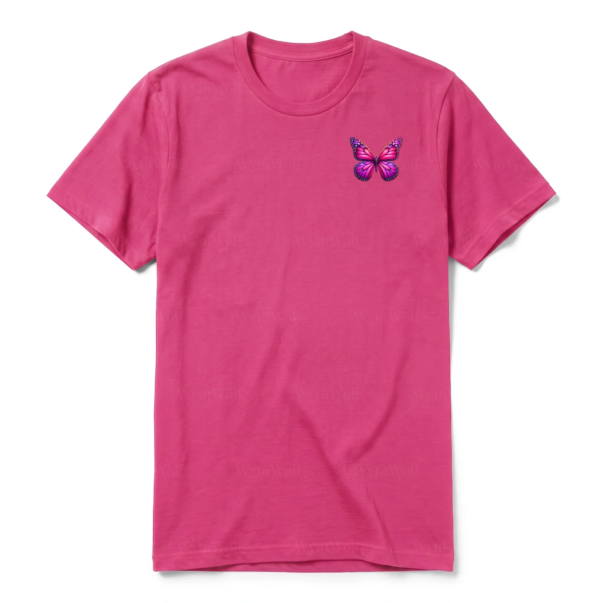 Un T-shirt framboise à manches courtes et col rond, orné d'un motif représentant un arthropod sur la poitrine gauche.