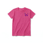 Un T-shirt framboise à manches courtes et col rond pour jeune, orné d'un motif représentant un arthropode sur la poitrine gauche.