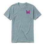 Un T-shirt sauge à manches courtes et col rond, orné d'un motif représentant un arthropod sur la poitrine gauche.
