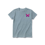Un T-shirt sauge à manches courtes et col rond pour jeune, orné d'un motif représentant un arthropode sur la poitrine gauche.