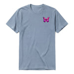Un T-shirt steel-blue à manches courtes et col rond, orné d'un motif représentant un arthropod sur la poitrine gauche.