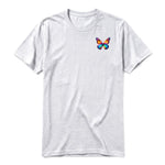 Un T-shirt gris cendré à manches courtes et col rond, orné d'un motif représentant un arthropod sur la poitrine gauche.