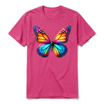Un T-shirt framboise à manches courtes et col rond, orné d'un motif représentant un arthropod sur le devant.