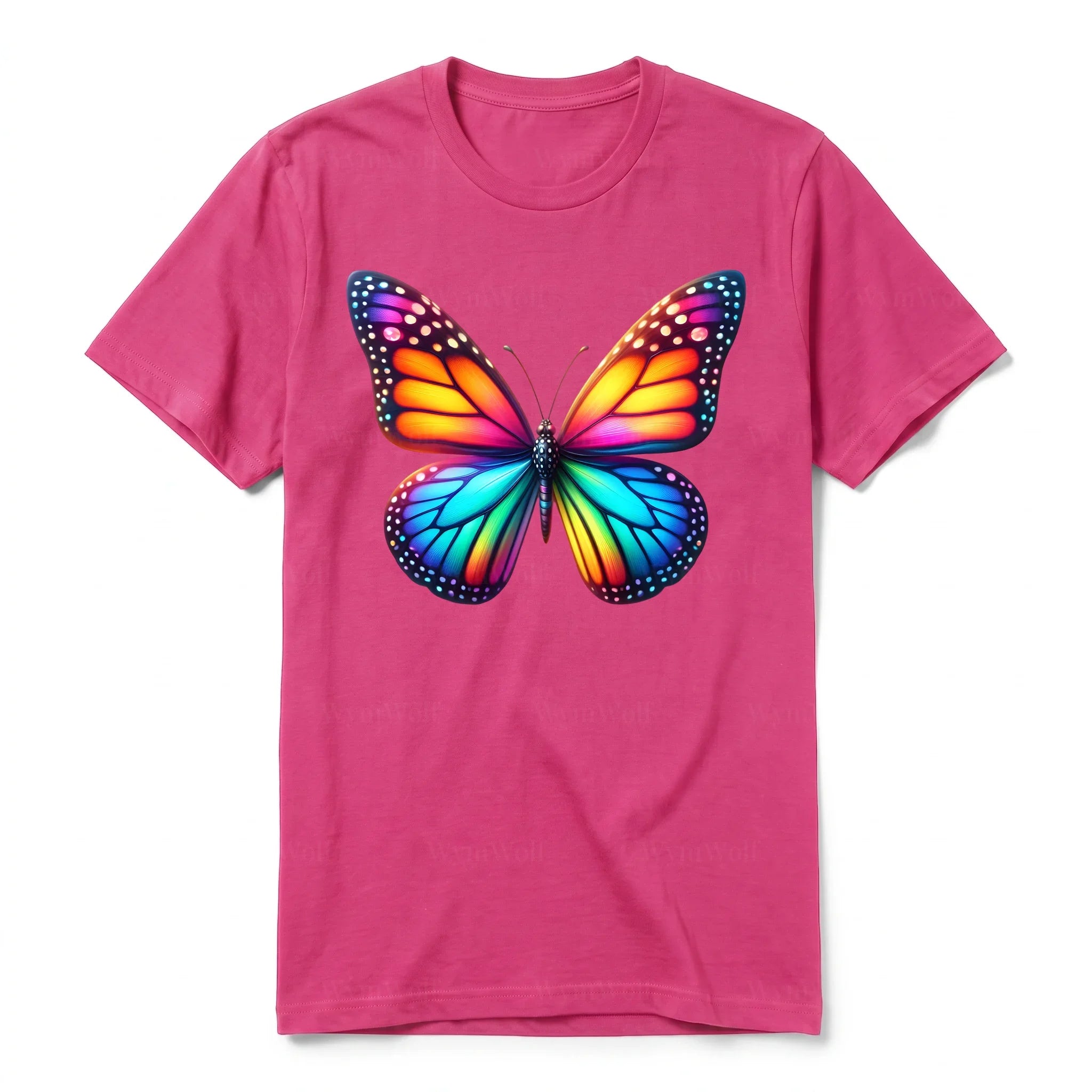 Un T-shirt framboise à manches courtes et col rond, orné d'un motif représentant un arthropod sur le devant.
