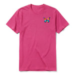 Un T-shirt framboise à manches courtes et col rond, orné d'un motif représentant un arthropod sur la poitrine gauche.