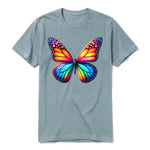 Un T-shirt sauge à manches courtes et col rond, orné d'un motif représentant un arthropod sur le devant.