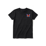 Un T-shirt noir à manches courtes et col rond pour jeune, orné d'un motif représentant un arthropode sur la poitrine gauche.