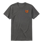 Un T-shirt charbon à manches courtes et col rond, orné d'un motif représentant un arthropod sur la poitrine gauche.