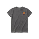 Un T-shirt charbon à manches courtes et col rond pour jeune, orné d'un motif représentant un arthropode sur la poitrine gauche.