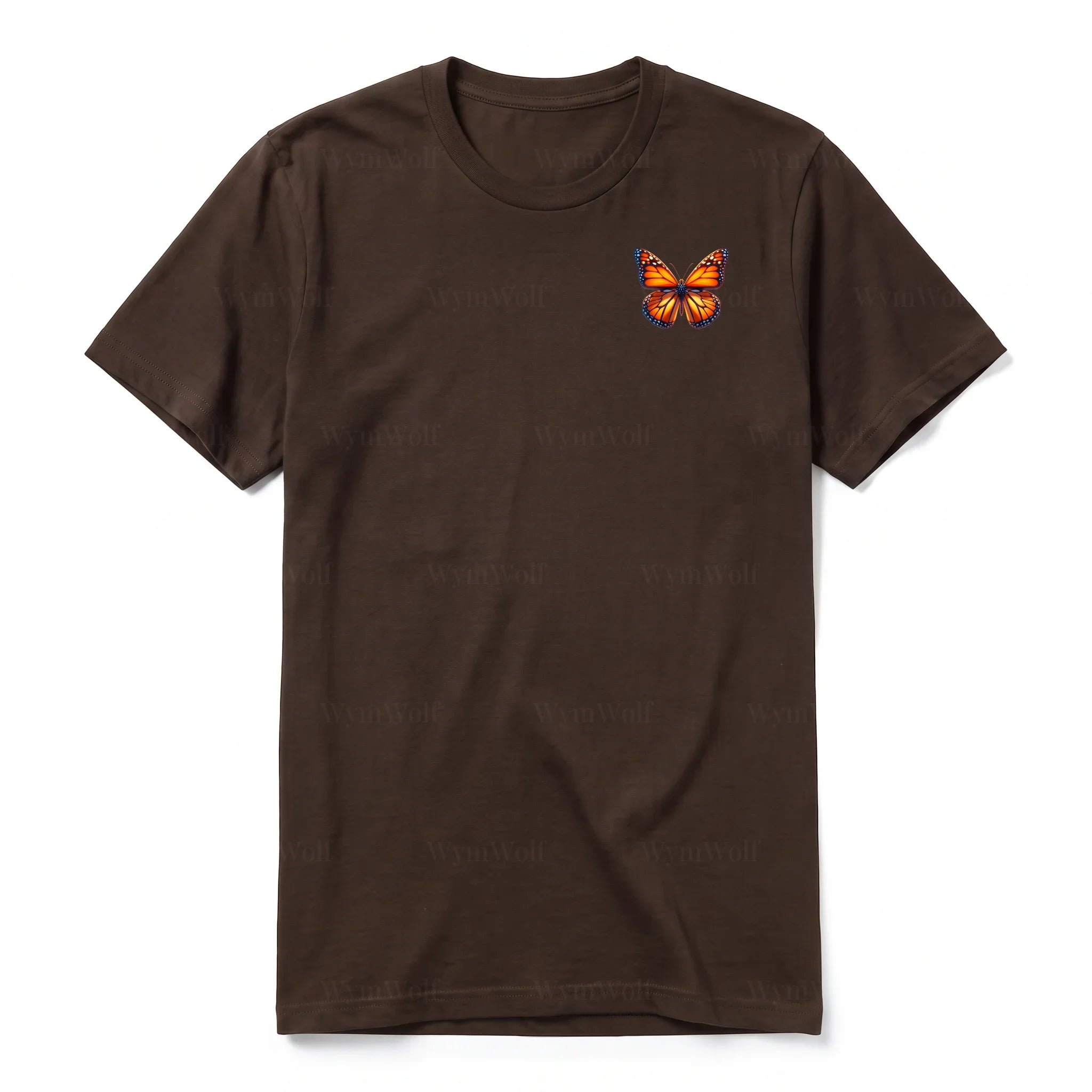 Un T-shirt chocolat à manches courtes et col rond, orné d'un motif représentant un arthropod sur la poitrine gauche.