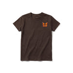 Un T-shirt chocolat à manches courtes et col rond pour jeune, orné d'un motif représentant un arthropode sur la poitrine gauche.