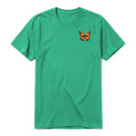 Un T-shirt kelly à manches courtes et col rond, orné d'un motif représentant un arthropod sur la poitrine gauche.