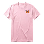 Un T-shirt rose à manches courtes et col rond, orné d'un motif représentant un arthropod sur la poitrine gauche.