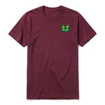 Un T-shirt marron à manches courtes et col rond, orné d'un motif représentant un arthropod sur la poitrine gauche.