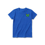 Un T-shirt royal à manches courtes et col rond pour jeune, orné d'un motif représentant un arthropode sur la poitrine gauche.