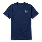 Un T-shirt marine à manches courtes et col rond, orné d'un motif représentant un arthropod sur la poitrine gauche.