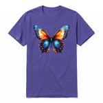 Un T-shirt violet à manches courtes et col rond, orné d'un motif représentant un arthropod sur le devant.