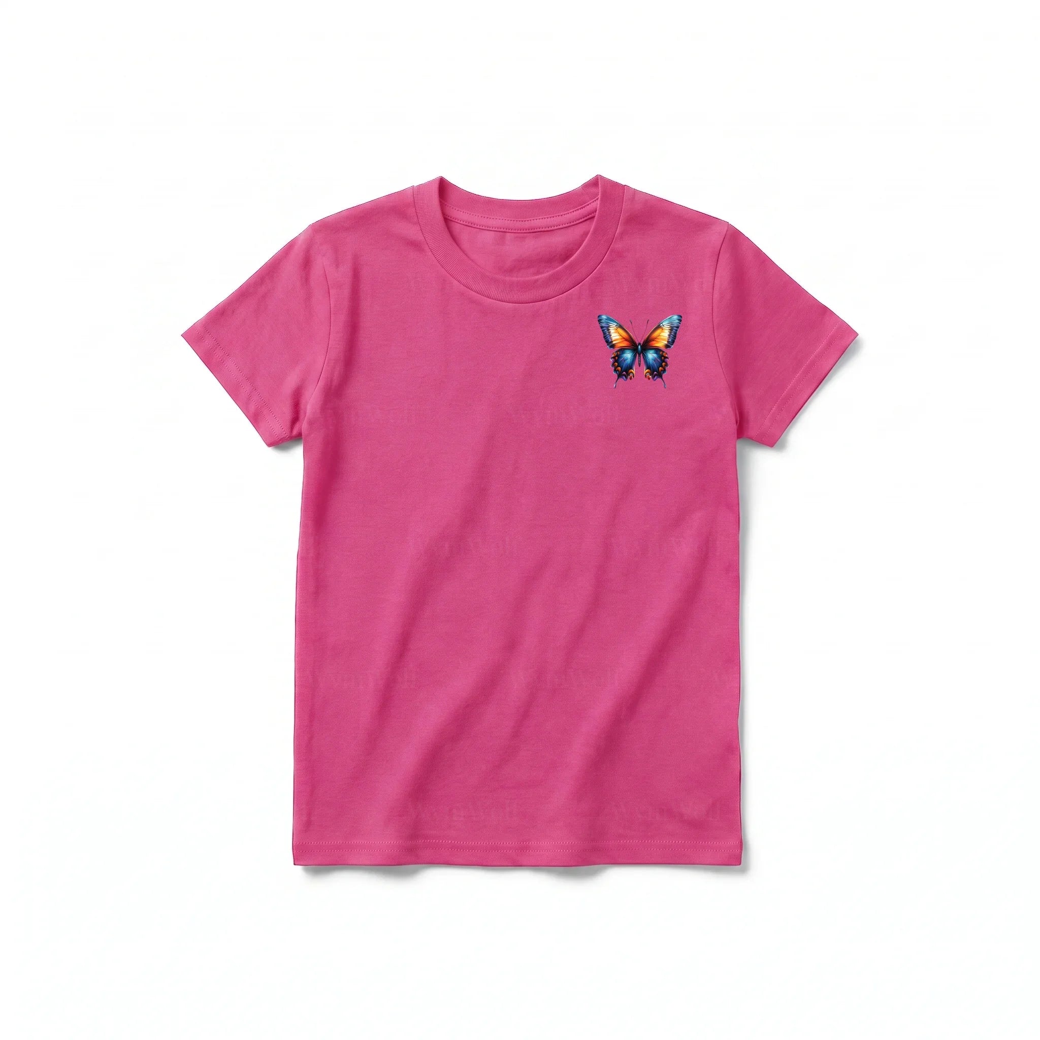 Un T-shirt framboise à manches courtes et col rond pour jeune, orné d'un motif représentant un arthropode sur la poitrine gauche.