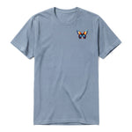 Un T-shirt steel-blue à manches courtes et col rond, orné d'un motif représentant un arthropod sur la poitrine gauche.