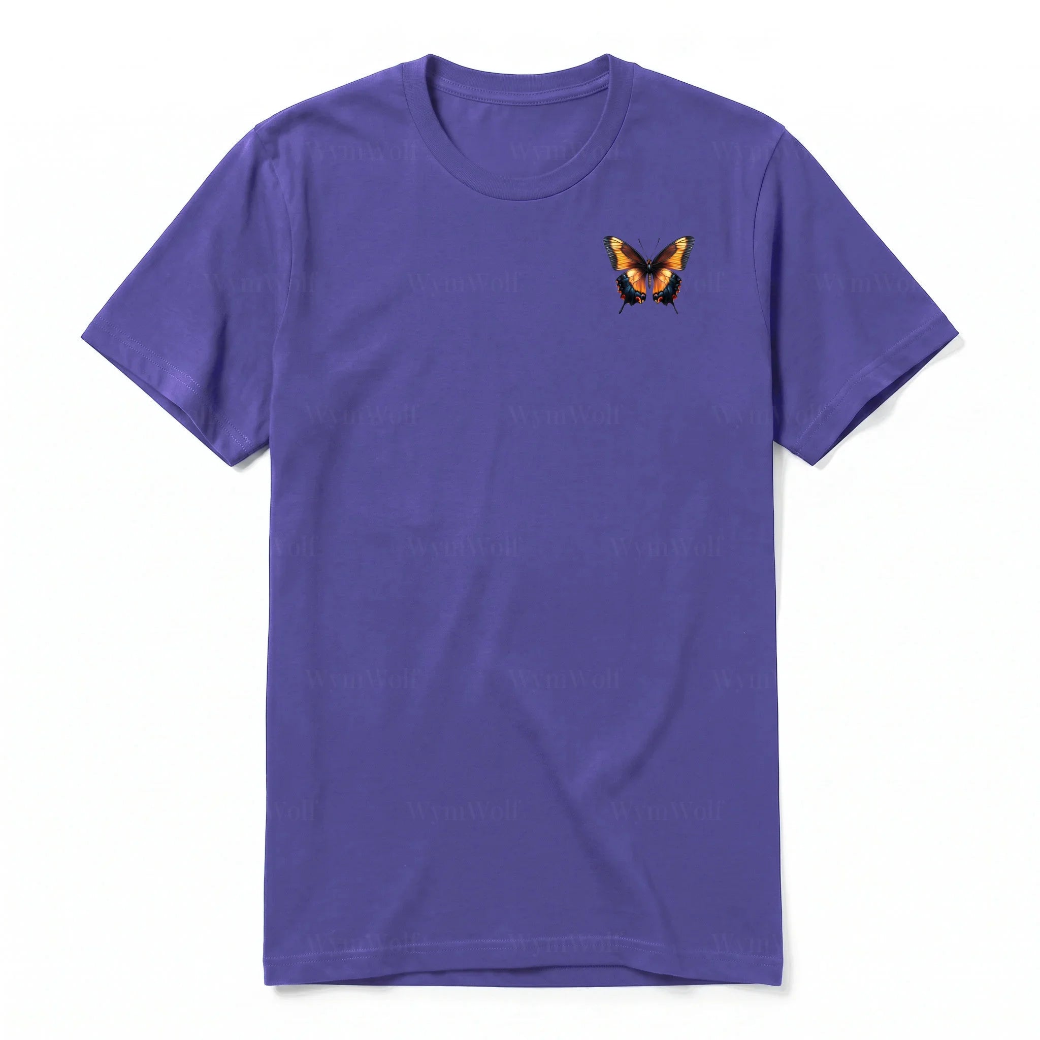Un T-shirt violet à manches courtes et col rond, orné d'un motif représentant un arthropod sur la poitrine gauche.