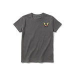 Un T-shirt charbon à manches courtes et col rond pour jeune, orné d'un motif représentant un arthropode sur la poitrine gauche.