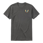 Un T-shirt charbon à manches courtes et col rond, orné d'un motif représentant un arthropod sur la poitrine gauche.