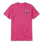 Un T-shirt framboise à manches courtes et col rond, orné d'un motif représentant un arthropod sur la poitrine gauche.