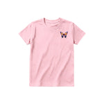 Un T-shirt rose à manches courtes et col rond pour jeune, orné d'un motif représentant un arthropode sur la poitrine gauche.