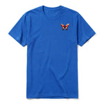 Un T-shirt royal à manches courtes et col rond, orné d'un motif représentant un arthropod sur la poitrine gauche.