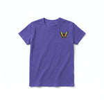 Un T-shirt violet à manches courtes et col rond pour jeune, orné d'un motif représentant un arthropode sur la poitrine gauche.