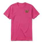Un T-shirt framboise à manches courtes et col rond, orné d'un motif représentant un arthropod sur la poitrine gauche.