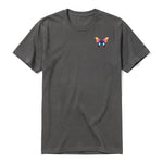 Un T-shirt charbon à manches courtes et col rond, orné d'un motif représentant un arthropod sur la poitrine gauche.