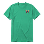 Un T-shirt kelly à manches courtes et col rond, orné d'un motif représentant un arthropod sur la poitrine gauche.