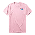 Un T-shirt rose à manches courtes et col rond, orné d'un motif représentant un arthropod sur la poitrine gauche.