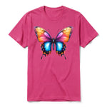 Un T-shirt framboise à manches courtes et col rond, orné d'un motif représentant un arthropod sur le devant.