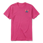 Un T-shirt framboise à manches courtes et col rond, orné d'un motif représentant un arthropod sur la poitrine gauche.