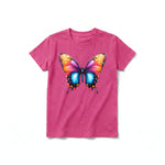 Un T-shirt framboise à manches courtes et col rond pour jeune, orné d'un motif représentant un arthropode sur le devant.