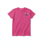 Un T-shirt framboise à manches courtes et col rond pour jeune, orné d'un motif représentant un arthropode sur la poitrine gauche.