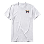 Un T-shirt gris cendré à manches courtes et col rond, orné d'un motif représentant un arthropod sur la poitrine gauche.