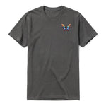 Un T-shirt charbon à manches courtes et col rond, orné d'un motif représentant un arthropod sur la poitrine gauche.