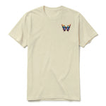 Un T-shirt latte à manches courtes et col rond, orné d'un motif représentant un arthropod sur la poitrine gauche.