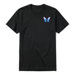 Un T-shirt noir à manches courtes et col rond, orné d'un motif représentant un arthropod sur la poitrine gauche.