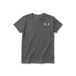 Un T-shirt charbon à manches courtes et col rond pour jeune, orné d'un motif représentant un arthropode sur la poitrine gauche.