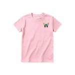 Un T-shirt rose à manches courtes et col rond pour jeune, orné d'un motif représentant un arthropode sur la poitrine gauche.