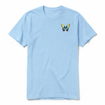 Un T-shirt poudre à manches courtes et col rond, orné d'un motif représentant un arthropod sur la poitrine gauche.