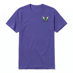 Un T-shirt violet à manches courtes et col rond, orné d'un motif représentant un arthropod sur la poitrine gauche.