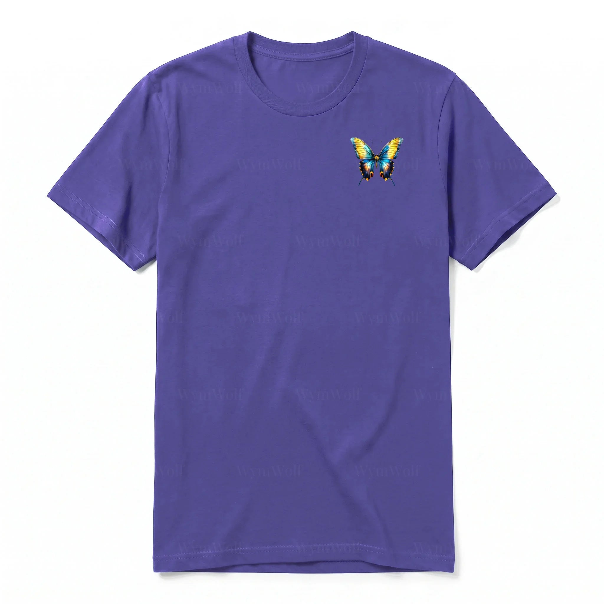 Un T-shirt violet à manches courtes et col rond, orné d'un motif représentant un arthropod sur la poitrine gauche.