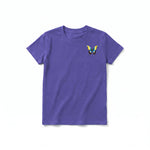Un T-shirt violet à manches courtes et col rond pour jeune, orné d'un motif représentant un arthropode sur la poitrine gauche.