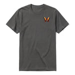 Un T-shirt charbon à manches courtes et col rond, orné d'un motif représentant un arthropod sur la poitrine gauche.